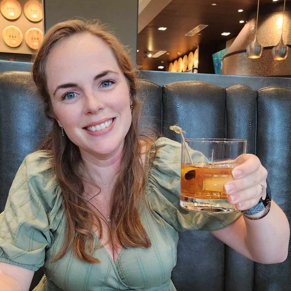 Meet your Posher, Jessica - Picture 2 of 2